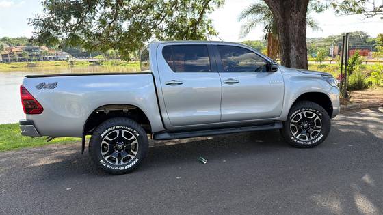 TOYOTA HILUX 2.8 D-4D TURBO DIESEL CD SRX 4X4 AUTOMÁTICO